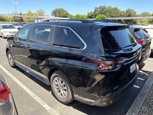 Used 2025 Toyota Sienna XLE w/ XLE Plus Package FWD image 5