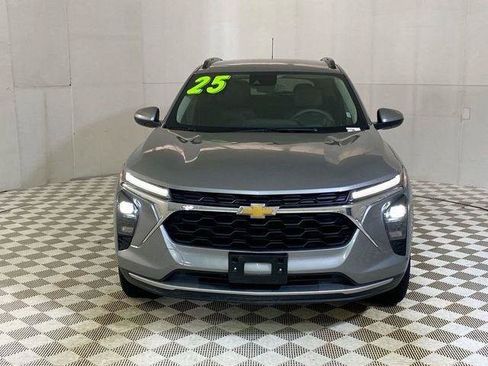 Used 2025 Chevrolet Trax LT FWD image 25