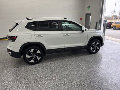 New 2026 Volkswagen Taos SE image 4