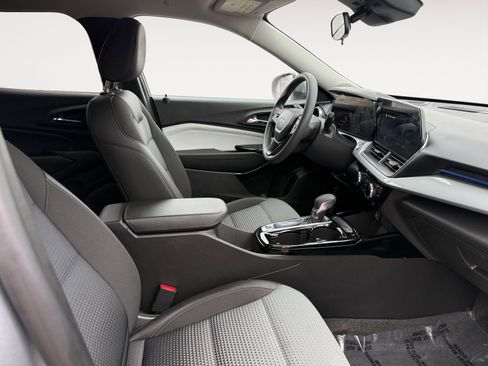 Used 2024 Chevrolet Trax LT image 15