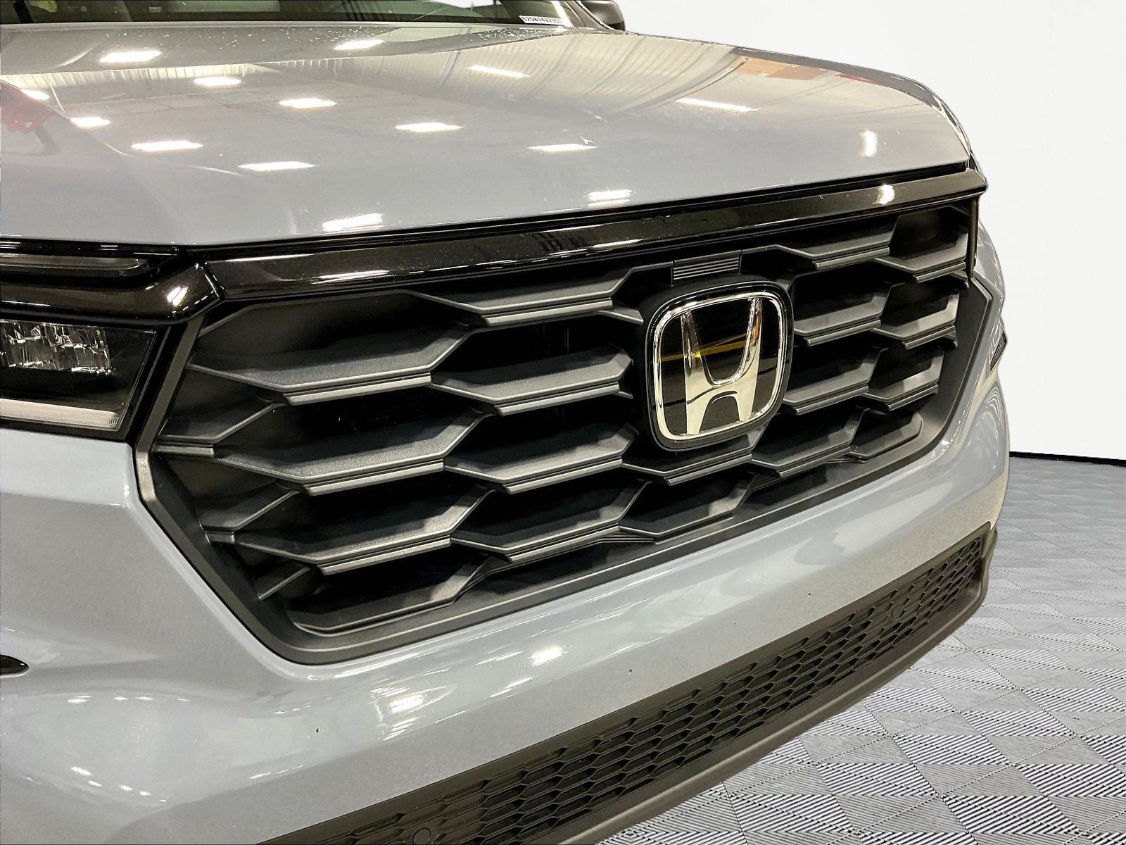 Used 2025 Honda Pilot Sport image 33