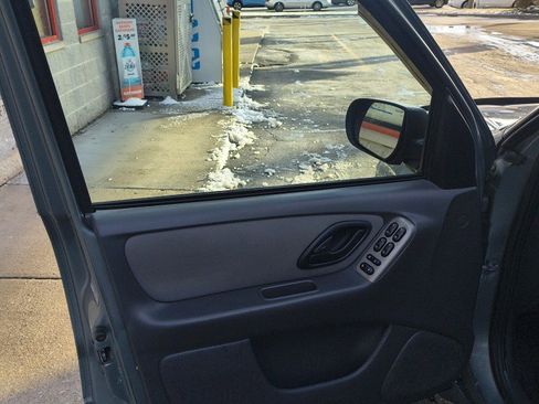 Used 2005 Ford Escape XLT image 17