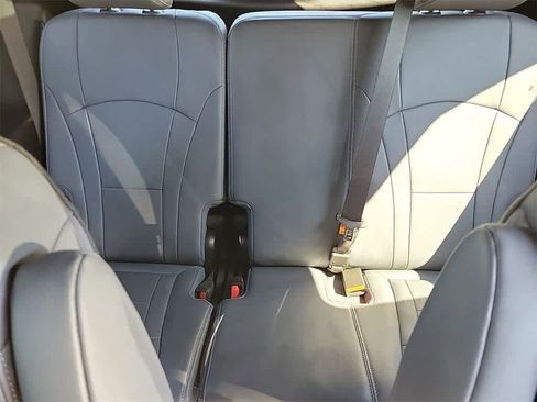 Used 2022 Buick Enclave Essence image 12