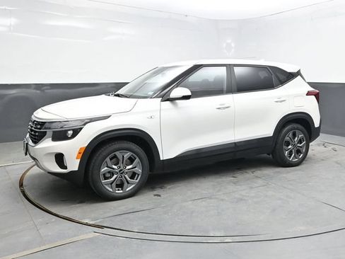 Used 2024 Kia Seltos LX AWD/4WD image 3