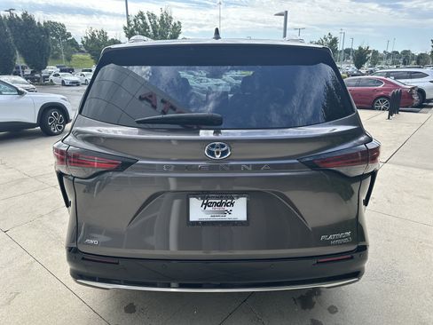 Used 2024 Toyota Sienna Platinum AWD/4WD image 8
