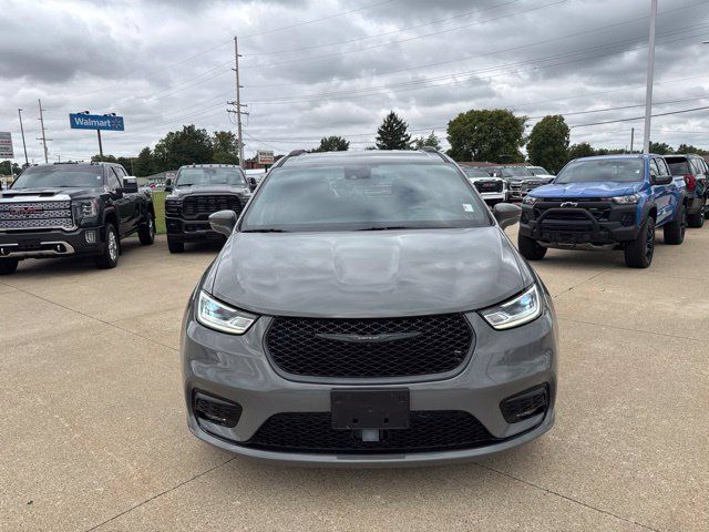 Used 2021 Chrysler Pacifica Touring w/ S Appearance Package FWD image 2