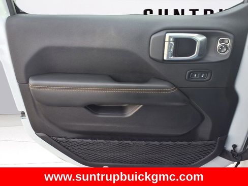 Used 2024 Jeep Wrangler Unlimited Sahara image 12