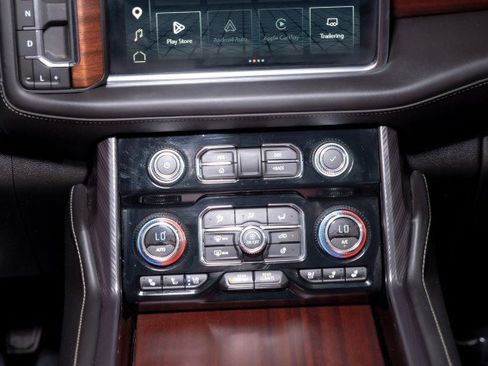 Used 2024 GMC Yukon Denali Ultimate AWD/4WD image 19