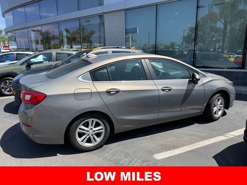 Used 2018 Chevrolet Cruze LT w/ Convenience Package FWD image 3
