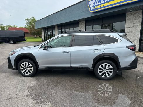 Used 2023 Subaru Outback Premium AWD/4WD image 4