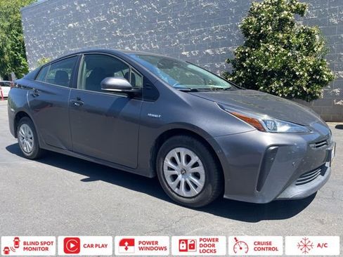 Used 2020 Toyota Prius LE image 1