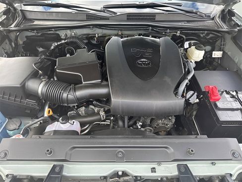 Used 2022 Toyota Tacoma TRD Off-Road image 9