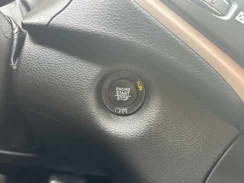 Certified 2017 Jeep Cherokee Latitude w/ Comfort/Convenience Group image 17