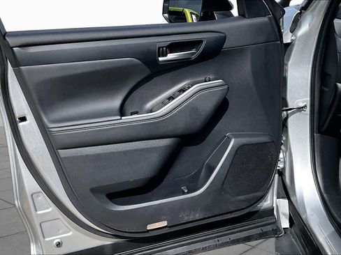 Used 2023 Toyota Highlander XLE FWD image 22