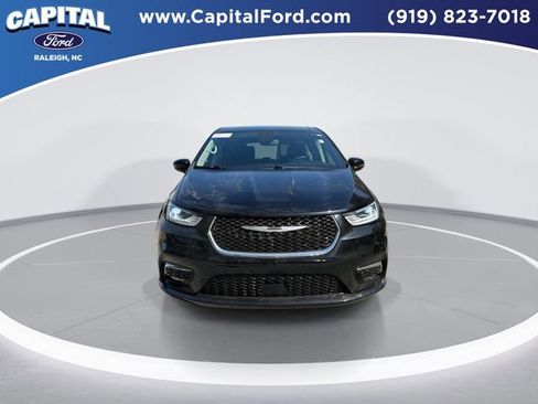 Used 2024 Chrysler Pacifica Touring-L FWD image 3