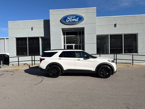 Used 2023 Ford Explorer ST-Line w/ Class IV Trailer Tow Package image 2