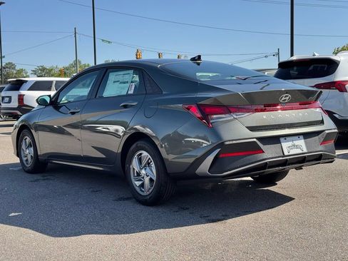 Used 2026 Hyundai Elantra SE FWD image 9