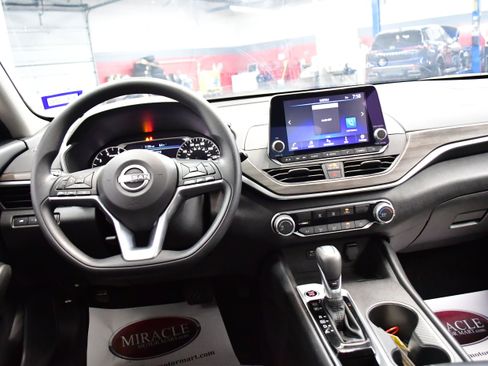 Used 2025 Nissan Altima 2.5 SV FWD image 8