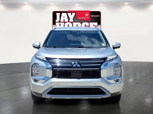 Used 2025 Mitsubishi Outlander SE AWD/4WD image 2