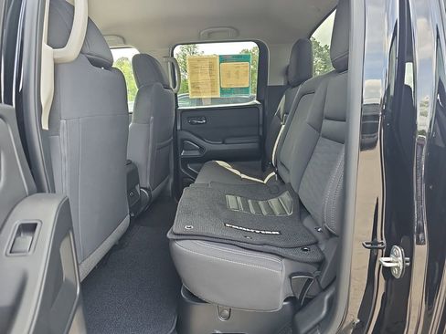 Used 2024 Nissan Frontier SV RWD image 18