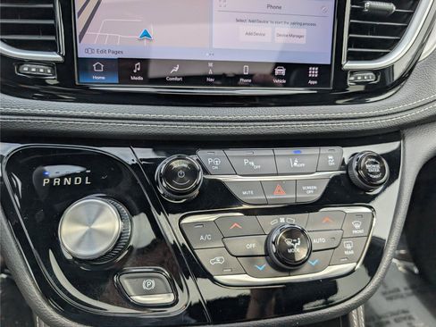 Used 2023 Chrysler Pacifica Limited w/ Uconnect Theater Family Group FWD image 33