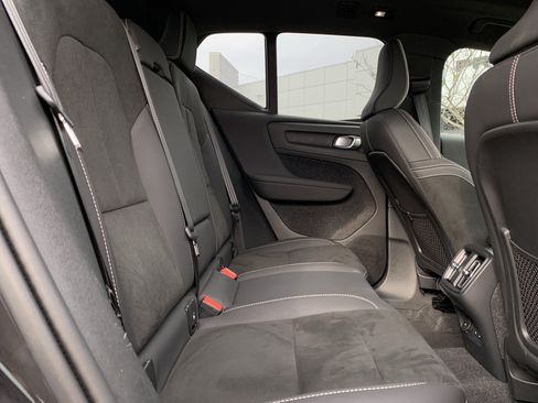 Used 2025 Volvo XC40 B5 Plus image 33