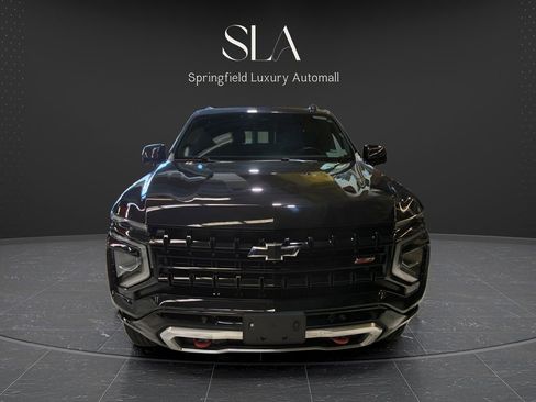 Used 2025 Chevrolet Suburban Z71 image 2