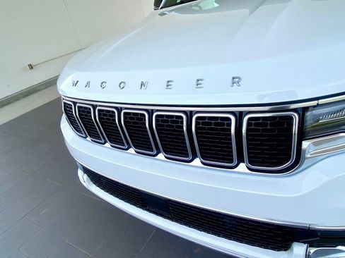 Used 2025 Jeep Wagoneer L Series II AWD/4WD image 2