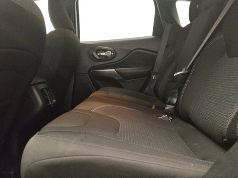 Used 2021 Jeep Cherokee Latitude FWD image 18