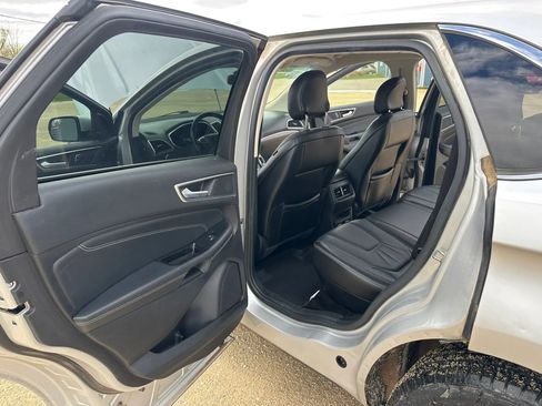 Used 2018 Ford Edge Titanium w/ Technology Package FWD image 5