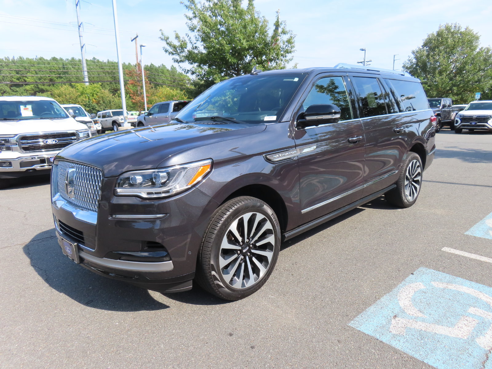 Used 2024 Lincoln Navigator L Reserve AWD/4WD image 3