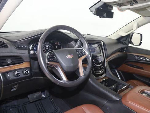Used 2019 Cadillac Escalade Premium Luxury AWD/4WD image 28