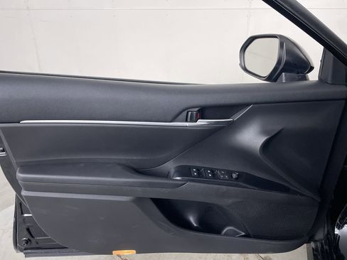 Used 2018 Toyota Camry LE image 10