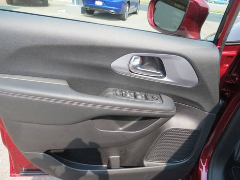 Used 2021 Chrysler Pacifica Touring AWD/4WD image 9