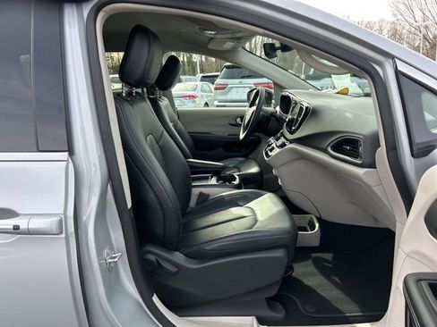 Used 2024 Chrysler Pacifica Touring-L image 17