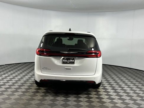 Used 2024 Chrysler Pacifica Touring-L image 10