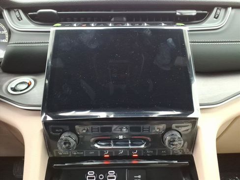 New 2025 Jeep Grand Cherokee Limited image 11