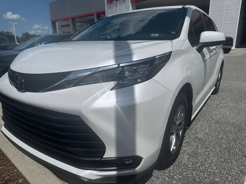 Used 2026 Toyota Sienna XLE FWD image 1
