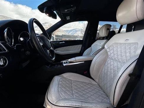 Used 2015 Mercedes-Benz GL 550 4MATIC w/ Driver Assistance Package image 10
