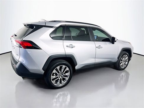 Used 2023 Toyota RAV4 XLE Premium image 7