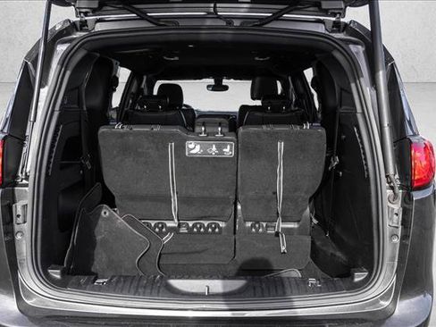 Used 2020 Chrysler Pacifica Touring-L image 22