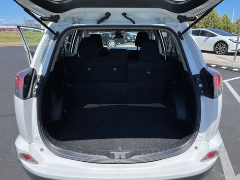 Used 2018 Toyota RAV4 XLE FWD image 10