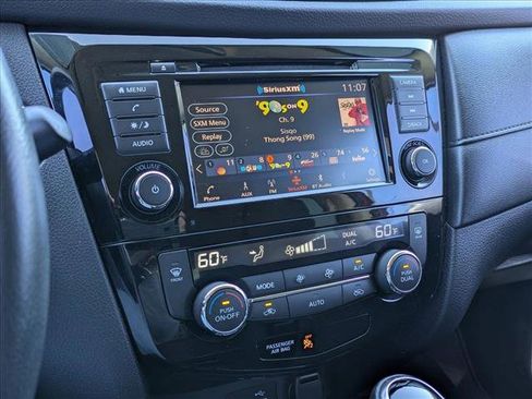 Used 2018 Nissan Rogue SV image 14