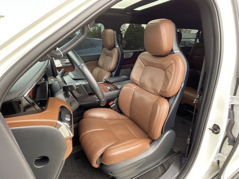 Used 2024 Lincoln Navigator L Reserve image 11