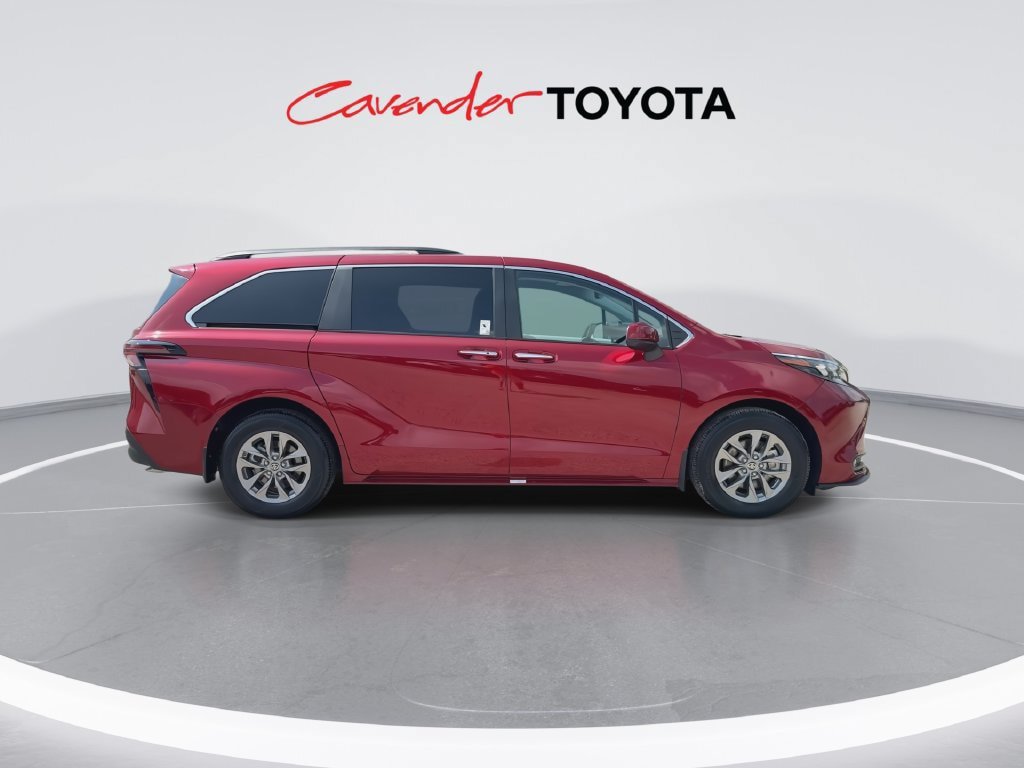 Certified 2025 Toyota Sienna XLE FWD image 9