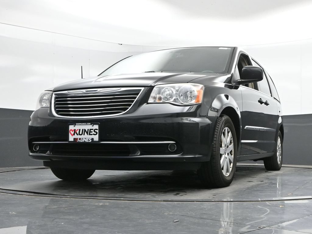 Used 2014 Chrysler Town & Country Touring FWD image 43