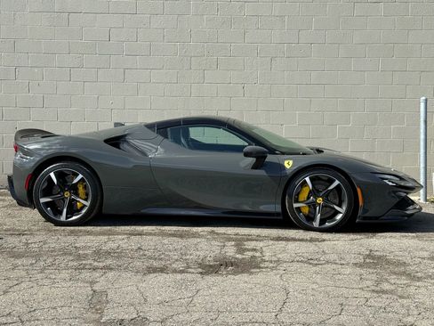 Used 2023 Ferrari SF90 Spider image 38
