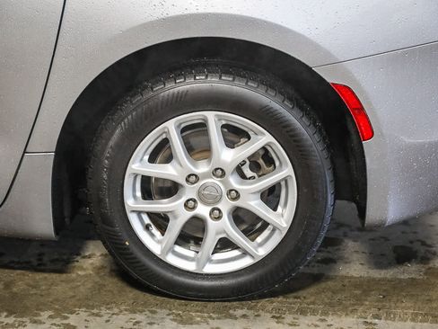 Used 2019 Chrysler Pacifica Touring image 7