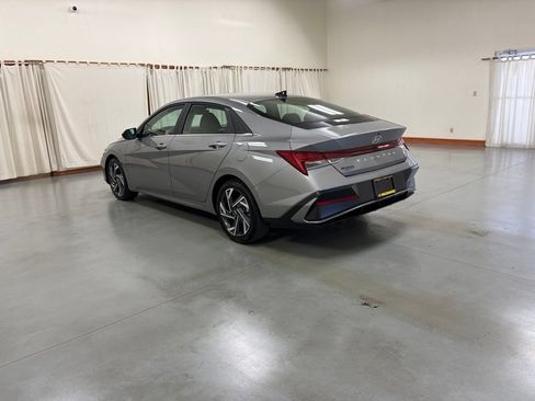 Used 2025 Hyundai Elantra SEL FWD image 6