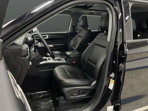 Used 2023 Ford Explorer XLT image 4